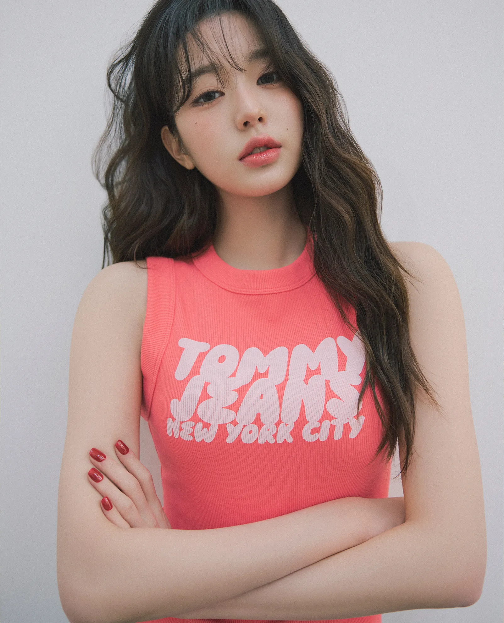 장원영의 새로운 타미 진스 캠페인 룩북